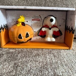 NWB Peanuts hand painted Halloween salt and pepper shakers